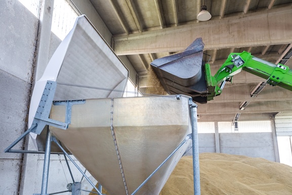 Silos feedhopper caricato con benna