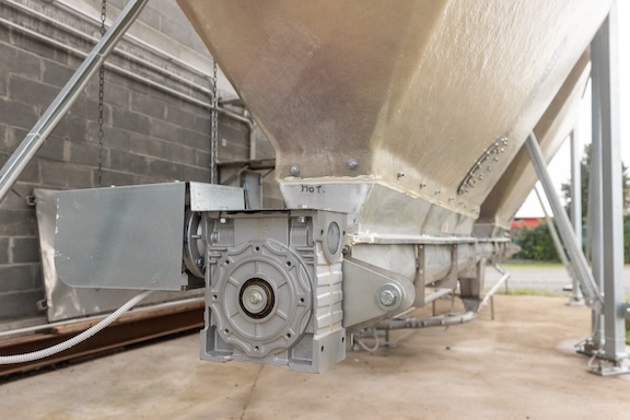Silos feedhopper con meccanismo di estrazione coclea a canala e catenaria