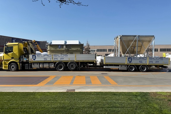 Trasporto feedhopper su camion