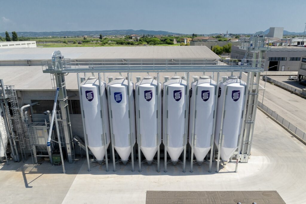 Silos per mangimifici: l'esempio di Meneghetti Zootecnici a Cologna Veneta