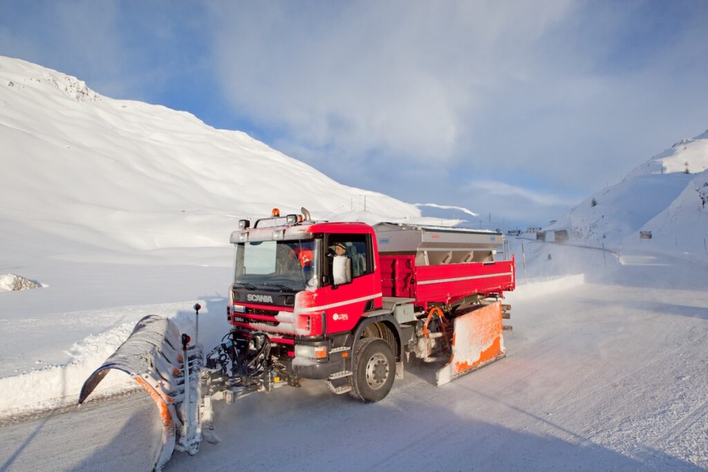 Mezzi spargisale Global Livigno al Passo del Foscagno
